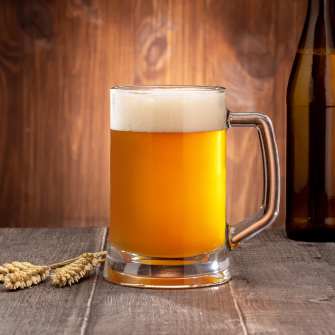 Kufel na piwo z przykłądowym wzorem